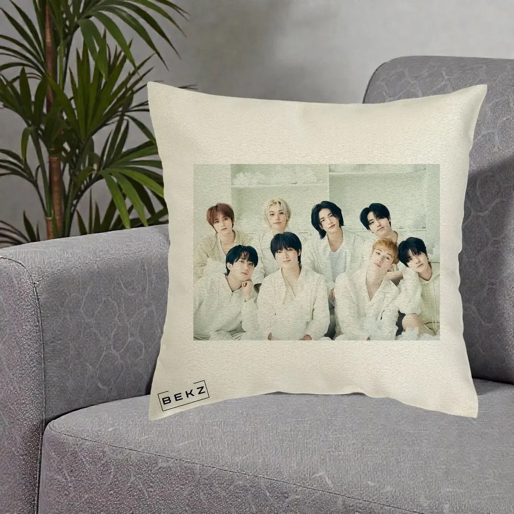 Perna Personalizata K-pop Stray Kids Foto Grup Alb All-White cu 8 Membrii, 40x40 cm, Ecru, Husa Detasabila, Perna Inclusa, BEKZ®