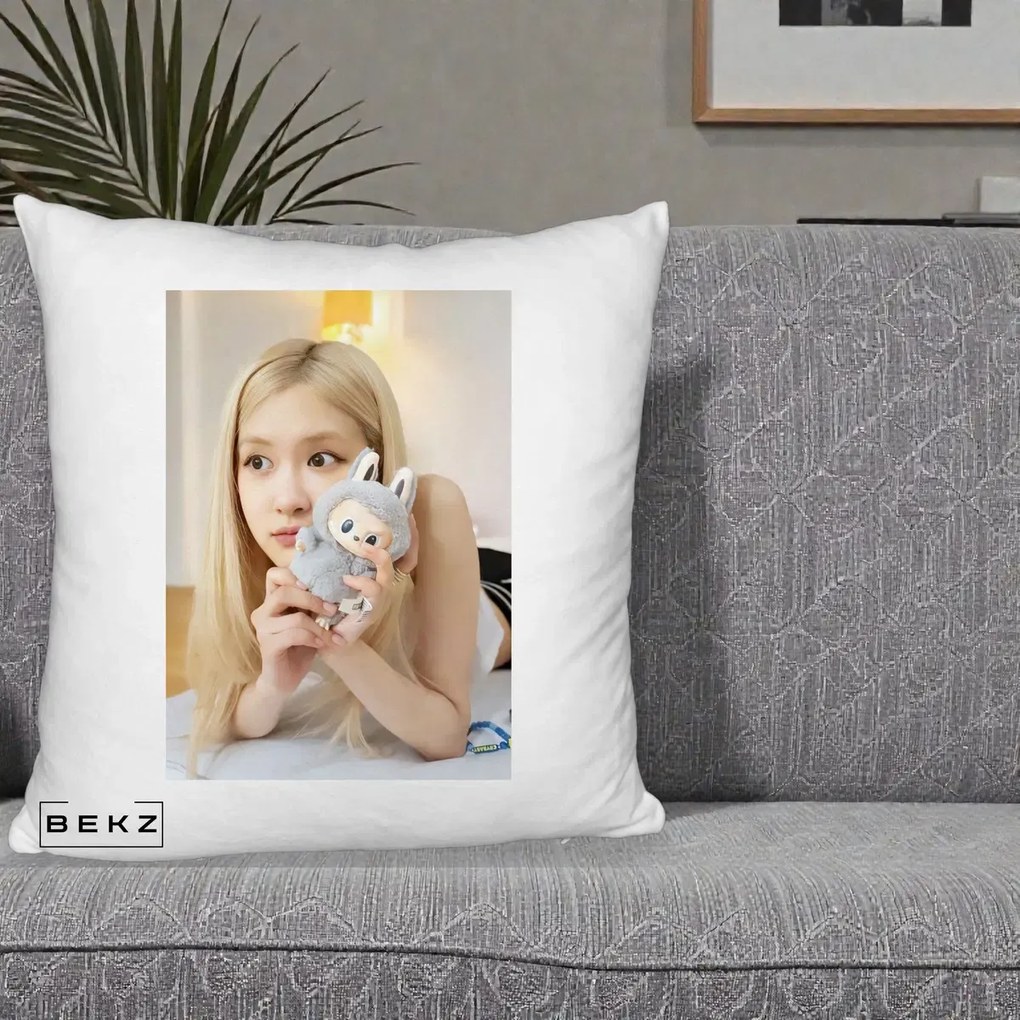 Perna Personalizata K-pop BLACKPINK Rose cu Papusa Iepure, 40x40 cm, Alb Pufos, Husa Detasabila, Perna Inclusa, BEKZ®