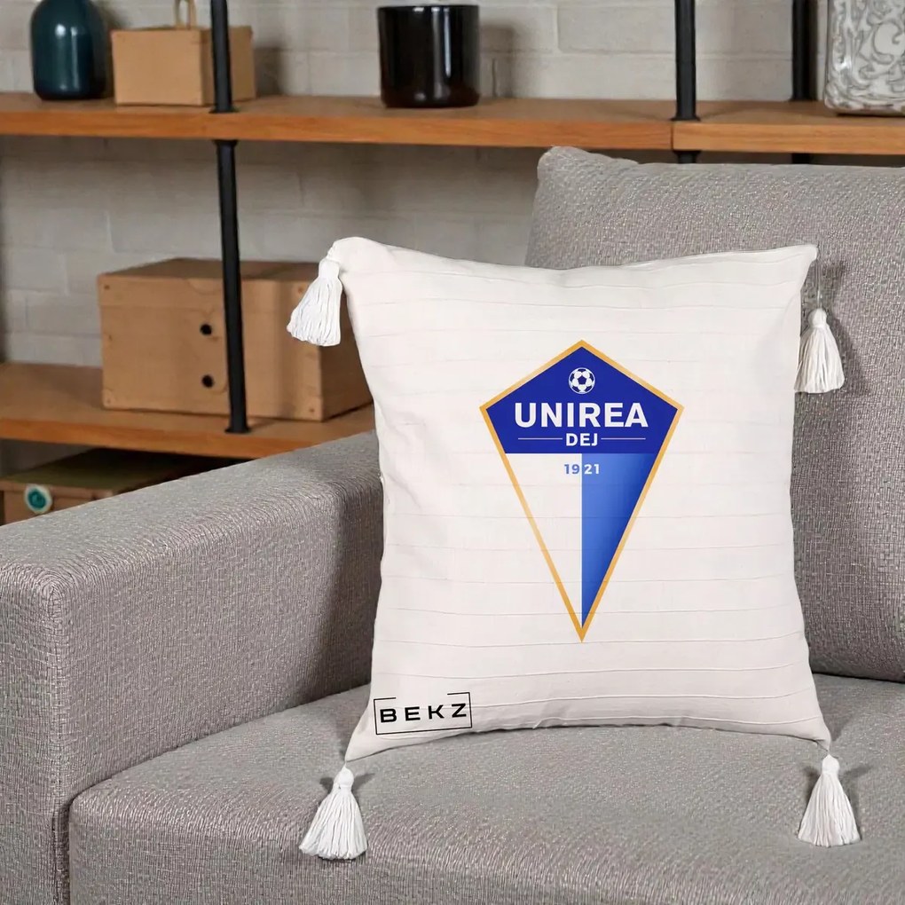 Perna Personalizata Unirea Dej 1921 Fotbal, 40x40 cm, Bej cu Franjuri, Husa Detasabila, Perna Inclusa, BEKZ®