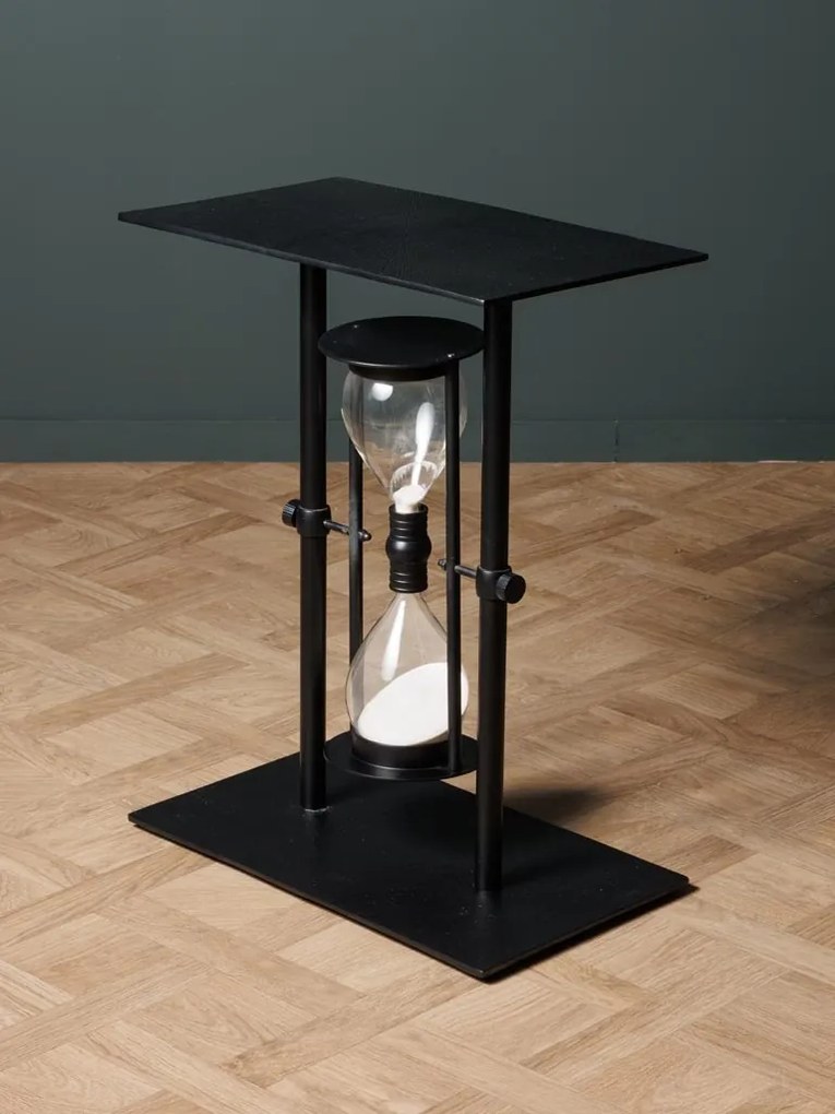 Măsuță laterală îngustă din metal, negru, cu clepsidră din sticlă pe pivot, 60 x 50 x 30 cm, „Time traveler”
