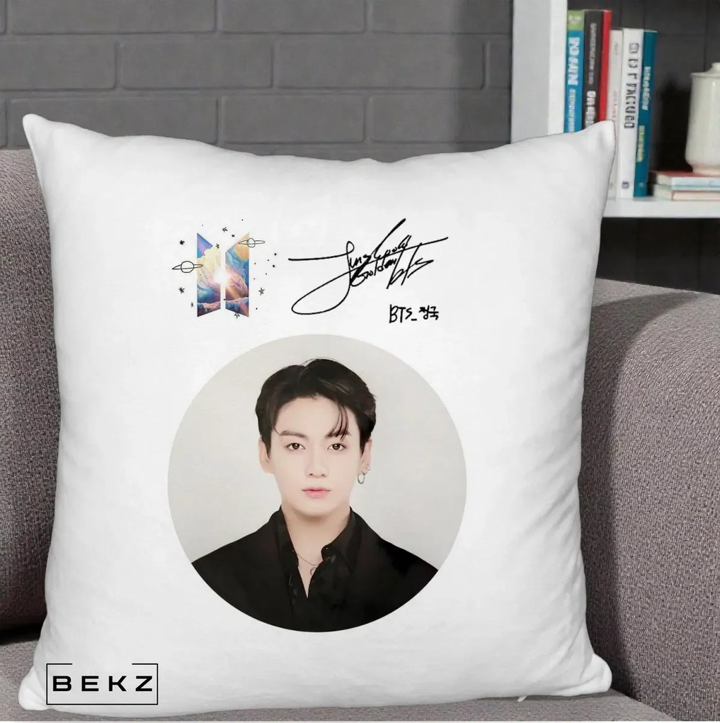 Perna Personalizata K-pop BTS Jungkook Portret cu Autograf, 40x40 cm, Alb Pufos, Husa Detasabila, Perna Inclusa, BEKZ®