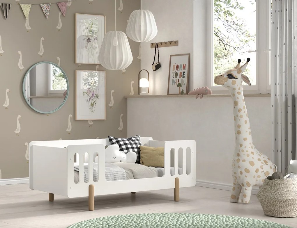Set mobilier pentru copii mici SMILE, alb, pat 70 x 140 cm cu balustradă de protecție și dulap cu baretă pentru haine și 3 sertare – Vipack