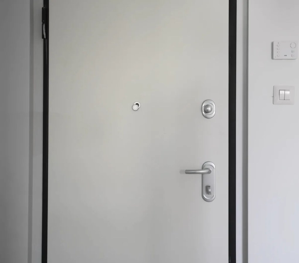 Usa metalica de intrare in apartament antiefractie RC3 - Dierre SPARTA 8 + Contratoc DR, Usa Alb + Toc Alb