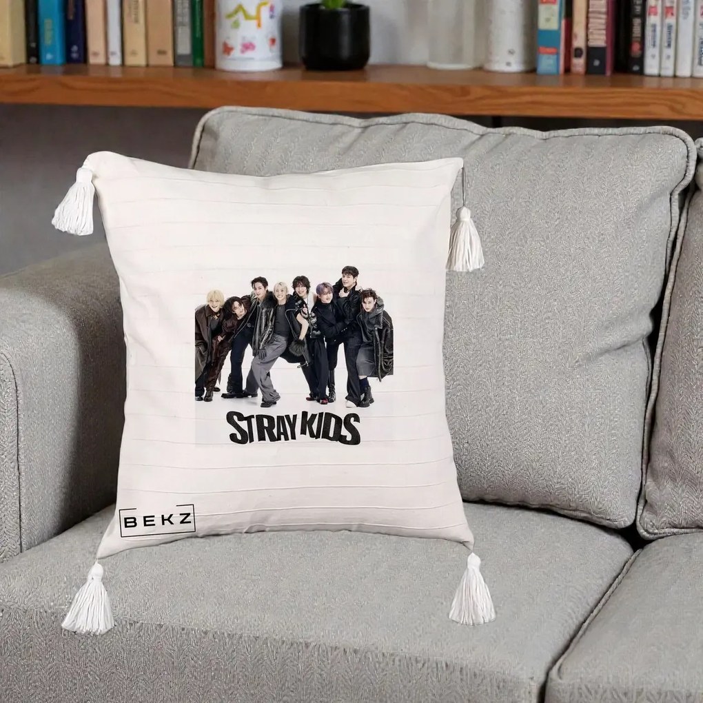 Perna Personalizata K-pop Stray Kids Outfit Negru, 40x40 cm, Bej cu Franjuri, Husa Detasabila, Perna Inclusa, BEKZ®