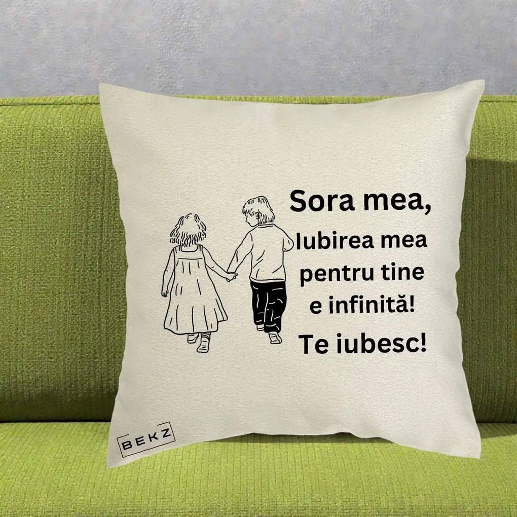 Cadou pentru Sora - Perna Personalizata Sora Mea Te Iubesc Copii Tinand Maini din Spate, 40x40 cm, Ecru, Husa Detasabila, Perna Inclusa, BEKZ®