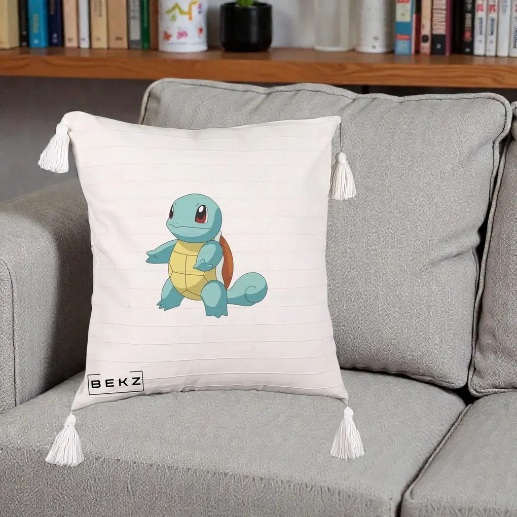Perna Personalizata Squirtle Pokemon, 40x40 cm, Bej cu Franjuri, Husa Detasabila, Perna Inclusa, BEKZ®