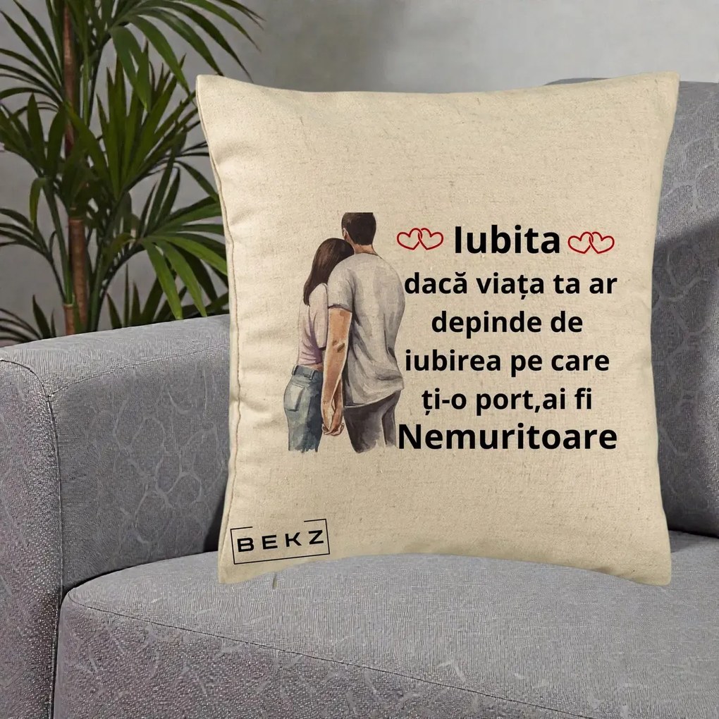 Cadou pentru Iubita - Perna Personalizata Iubita Nemuritoare cu Cuplu Acuarela Roz si Inimi, 40x40 cm, Bej, Husa Detasabila, Perna Inclusa, BEKZ®