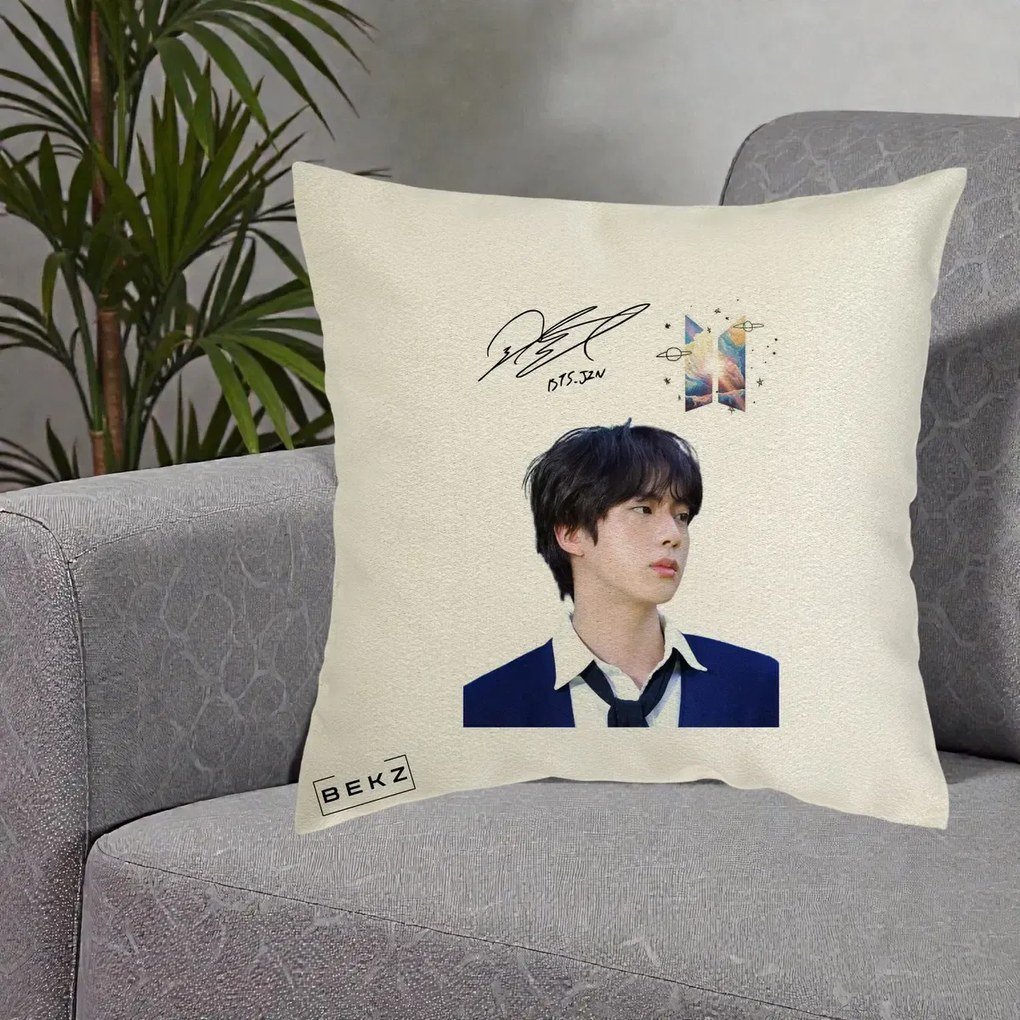 Perna Personalizata K-pop BTS Jin Portret Tinuta Albastra Autograf, 40x40 cm, Ecru, Husa Detasabila, Perna Inclusa, BEKZ®