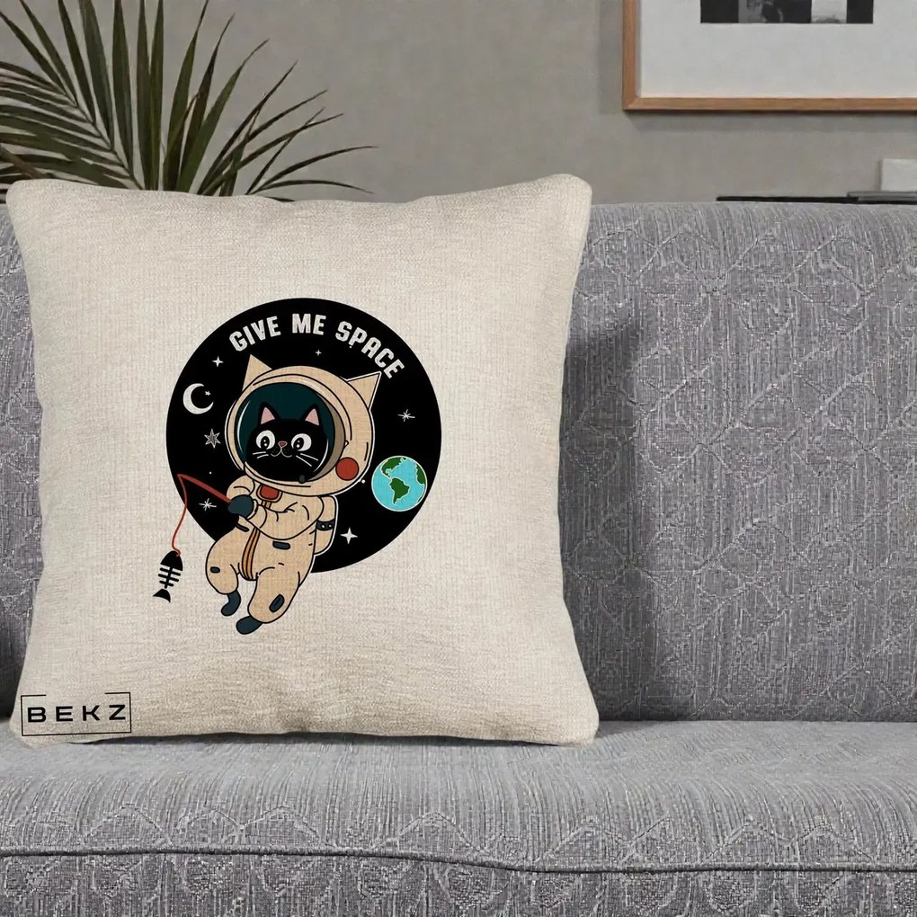 Perna Decorativa Give Me Space Pisica Astronaut, 40x40 cm, Bej Canapea, Husa Detasabila, Perna Inclusa, BEKZ®