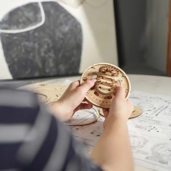 Puzzle mecanic 3D din lemn, glob strălucitor RoboTime