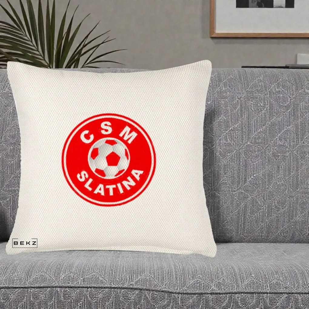 Perna Personalizata CSM Slatina Fotbal, 40x40 cm, Crem Reliefat, Husa Detasabila, Perna Inclusa, BEKZ®