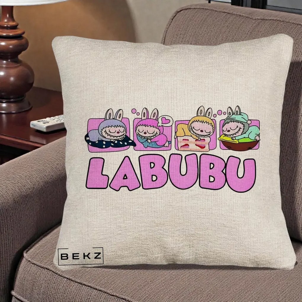 Perna Personalizata Labubu Sleeping Quad, 40x40 cm, Bej Canapea, Husa Detasabila, Perna Inclusa, BEKZ®