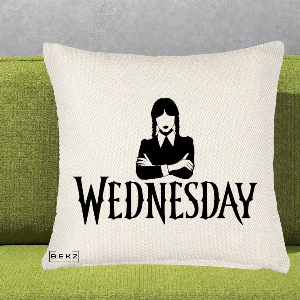 Perna Personalizata Wednesday Addams cu Brate Incrucisate, 40x40 cm, Crem Reliefat, Husa Detasabila, Perna Inclusa, BEKZ®