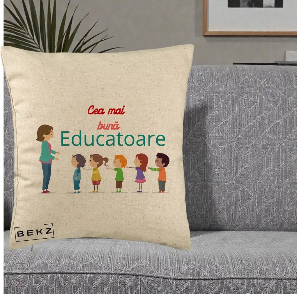 Cadou pentru Educatoare - Perna Personalizata Cea mai Buna Educatoare cu Ilustratie Copii si Educatoare, 40x40 cm, Bej, Husa Detasabila, Perna Inclusa, BEKZ®