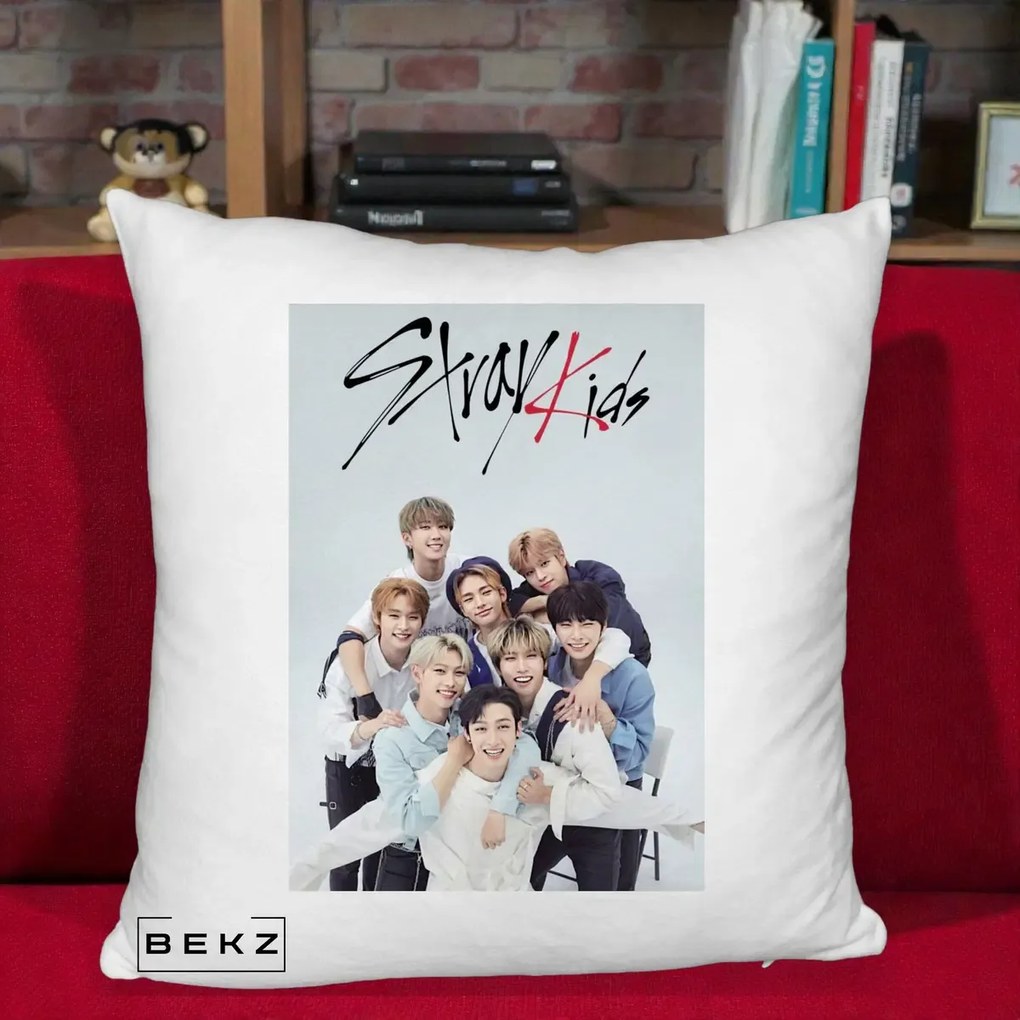 Perna Personalizata K-pop Stray Kids cu Foto Grup Alb-Albastru, 40x40 cm, Alb Pufos, Husa Detasabila, Perna Inclusa, BEKZ®