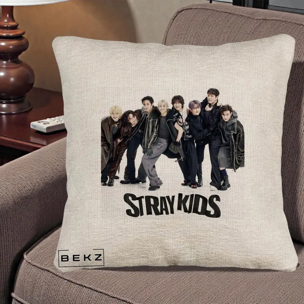 Perna Personalizata K-pop Stray Kids Outfit Negru, 40x40 cm, Bej Canapea, Husa Detasabila, Perna Inclusa, BEKZ®