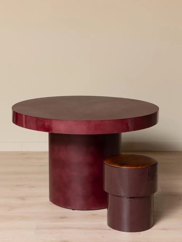 Masă de dining rotundă din metal, cu margine lăcuită și picior central cilindric, roșu cărămiziu, finisaj lucios, 120×77 cm, „Amarante"