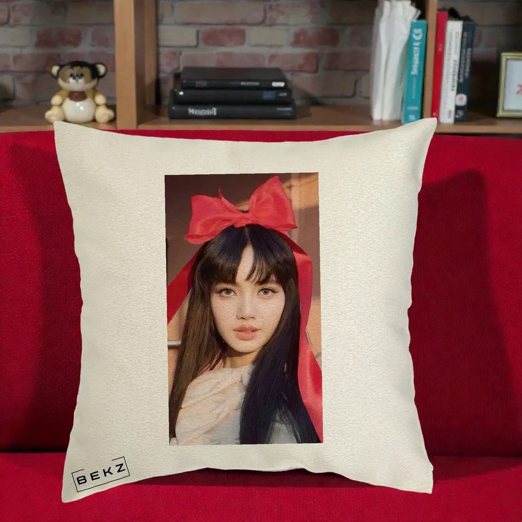 Perna Personalizata K-pop BLACKPINK Rose cu Funda Rosie, 40x40 cm, Ecru, Husa Detasabila, Perna Inclusa, BEKZ®