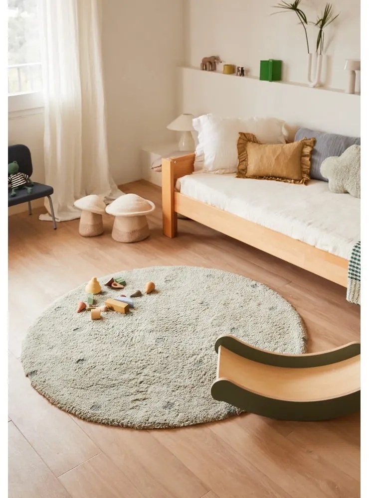 Covor pentru copii verde deschis lavabil/țesut manual din bumbac ø140 cm Round Dot Blue Sage – Lorena Canals