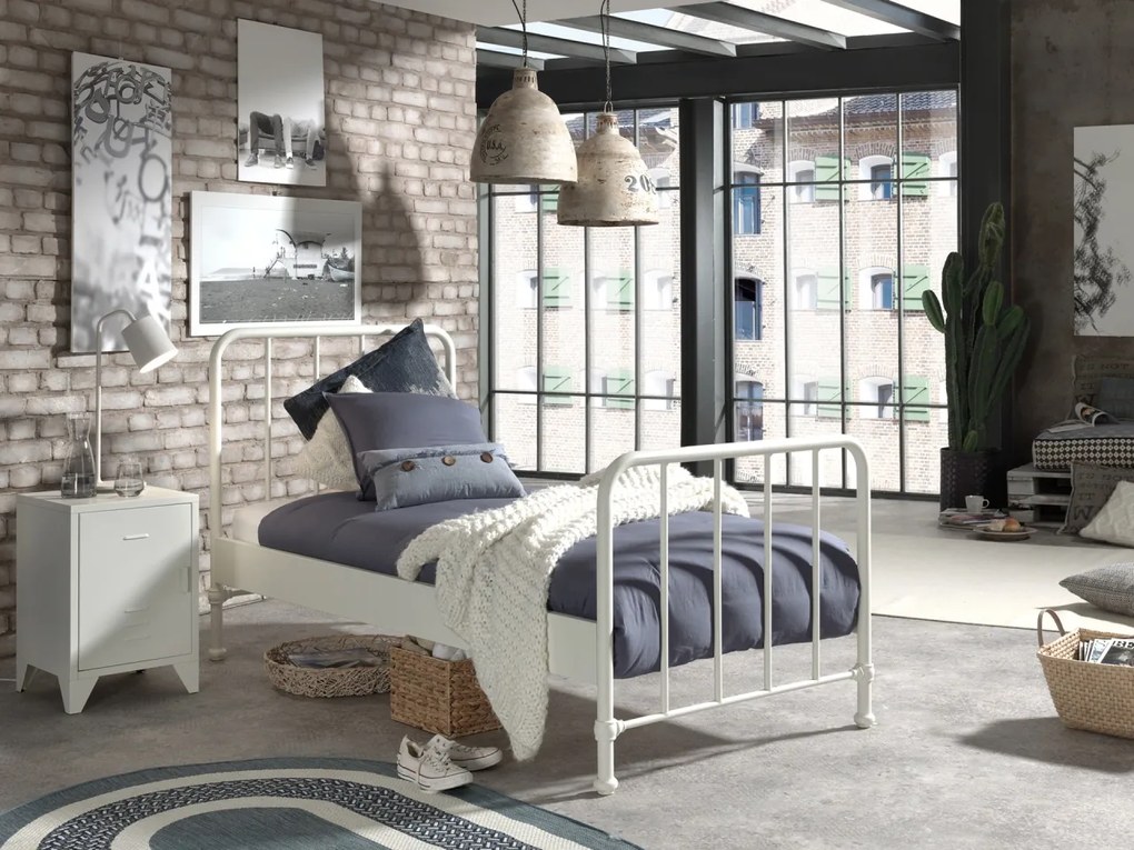 Set BRONXX este format din Pat copiiul BRONXX (90x200 cm) cu NOPTIERA camera copiiasortată.