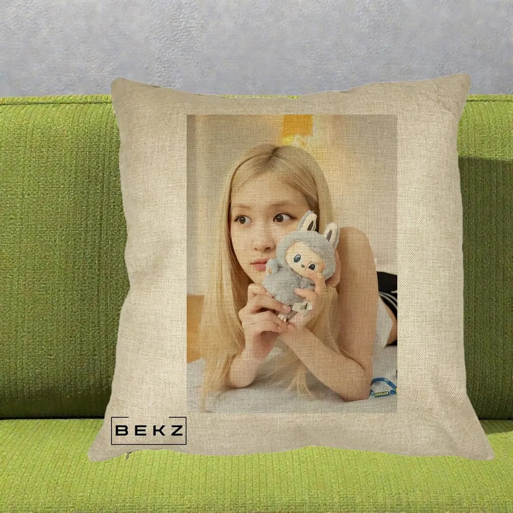 Perna Personalizata K-pop BLACKPINK Rose cu Papusa Iepure, 40x40 cm, Crem, Husa Detasabila, Perna Inclusa, BEKZ®