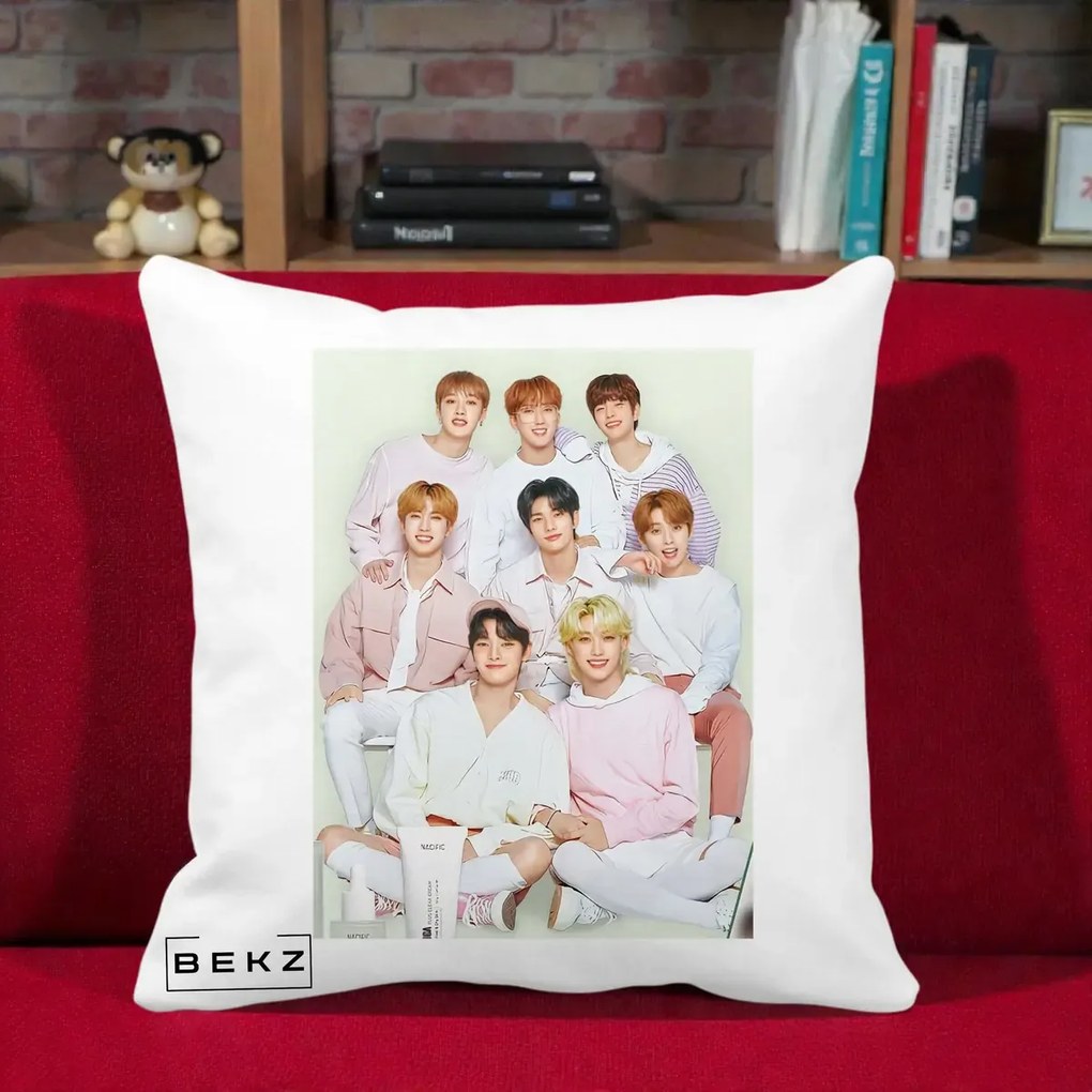 Perna Personalizata K-pop Stray Kids Foto Grup Pastel Roz-Alb cu 8 Membrii, 40x40 cm, Alba Mata, Husa Detasabila, Perna Inclusa, BEKZ®