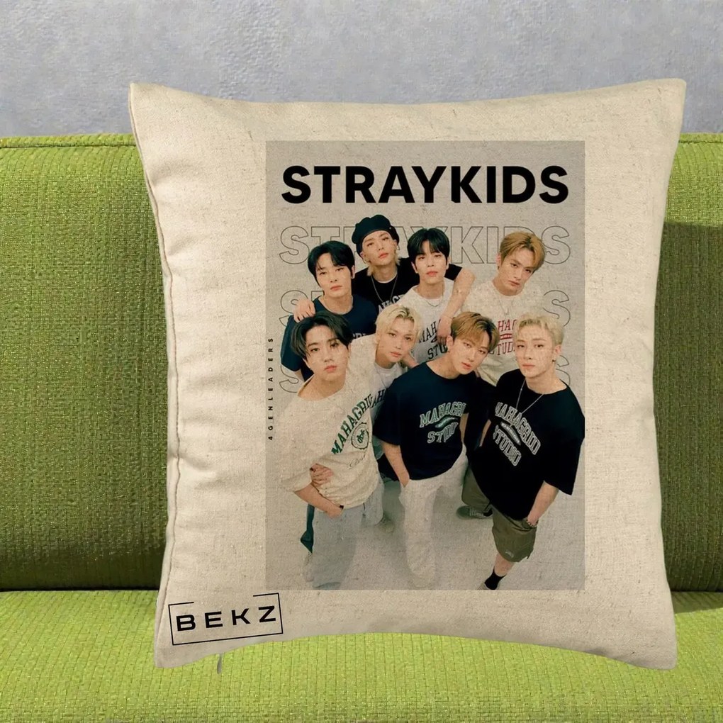 Perna Personalizata K-pop Stray Kids STRAYKIDS Alb-Negru cu Foto Grup, 40x40 cm, Bej, Husa Detasabila, Perna Inclusa, BEKZ®