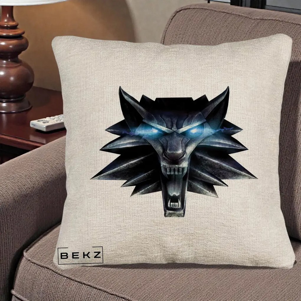 Perna Decorativa The Witcher Wolf Head, 40x40 cm, Bej Canapea, Husa Detasabila, Perna Inclusa, BEKZ®