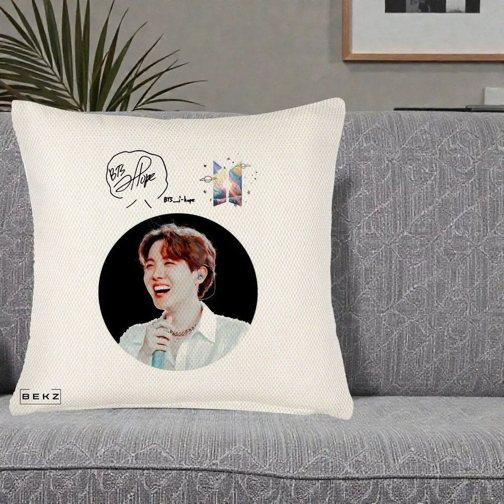Perna Personalizata K-pop BTS J-Hope Portret cu Autograf, 40x40 cm, Crem Reliefat, Husa Detasabila, Perna Inclusa, BEKZ®