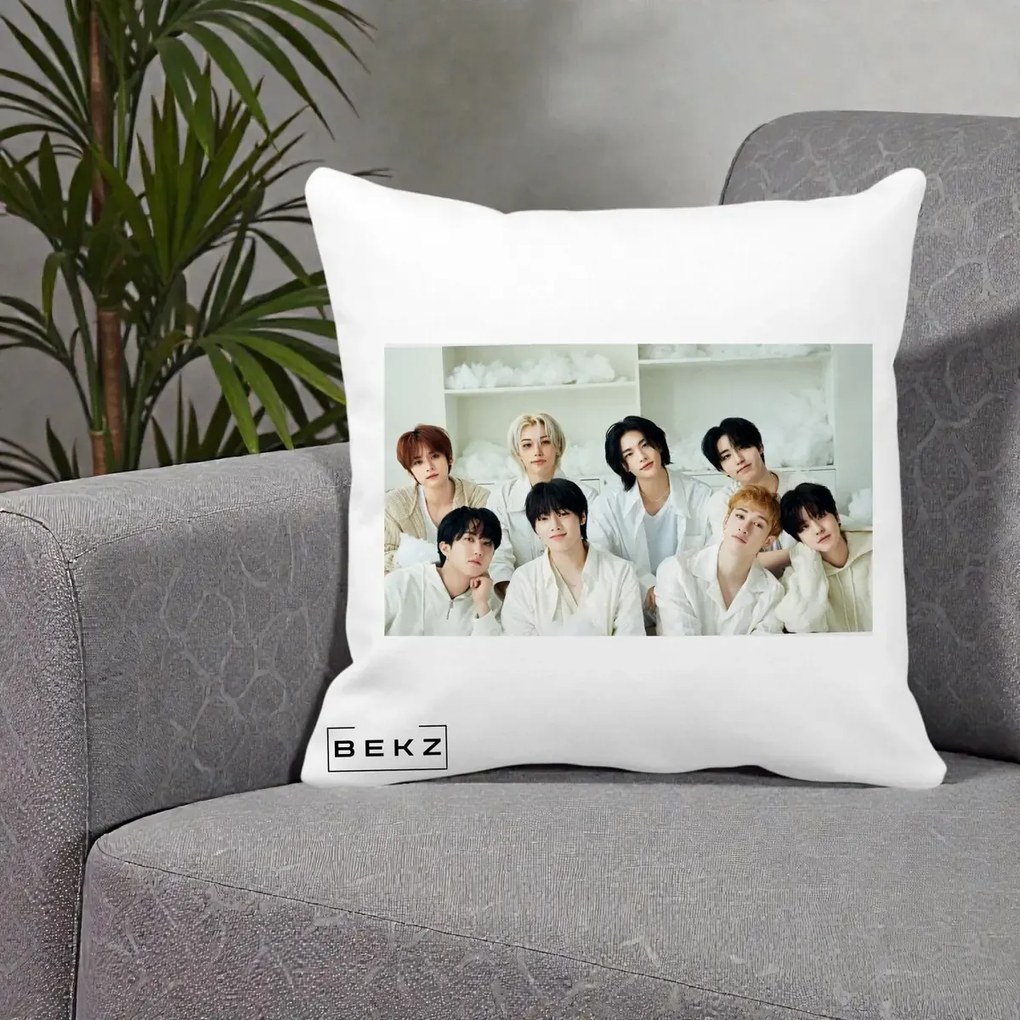 Perna Personalizata K-pop Stray Kids Foto Grup All-White Landscape, 40x40 cm, Alba Mata, Husa Detasabila, Perna Inclusa, BEKZ®