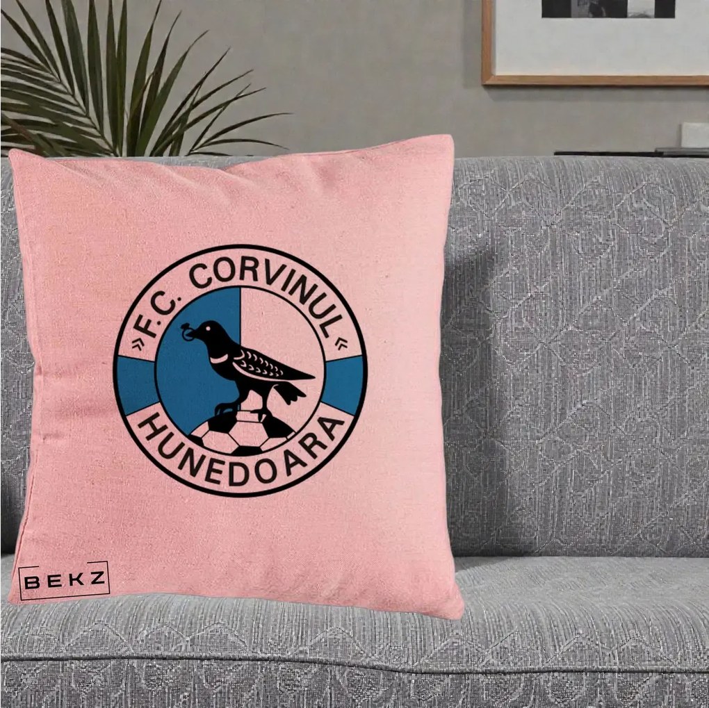 Perna Personalizata FC Corvinul Hunedoara Fotbal, 40x40 cm, Roz, Husa Detasabila, Perna Inclusa, BEKZ®