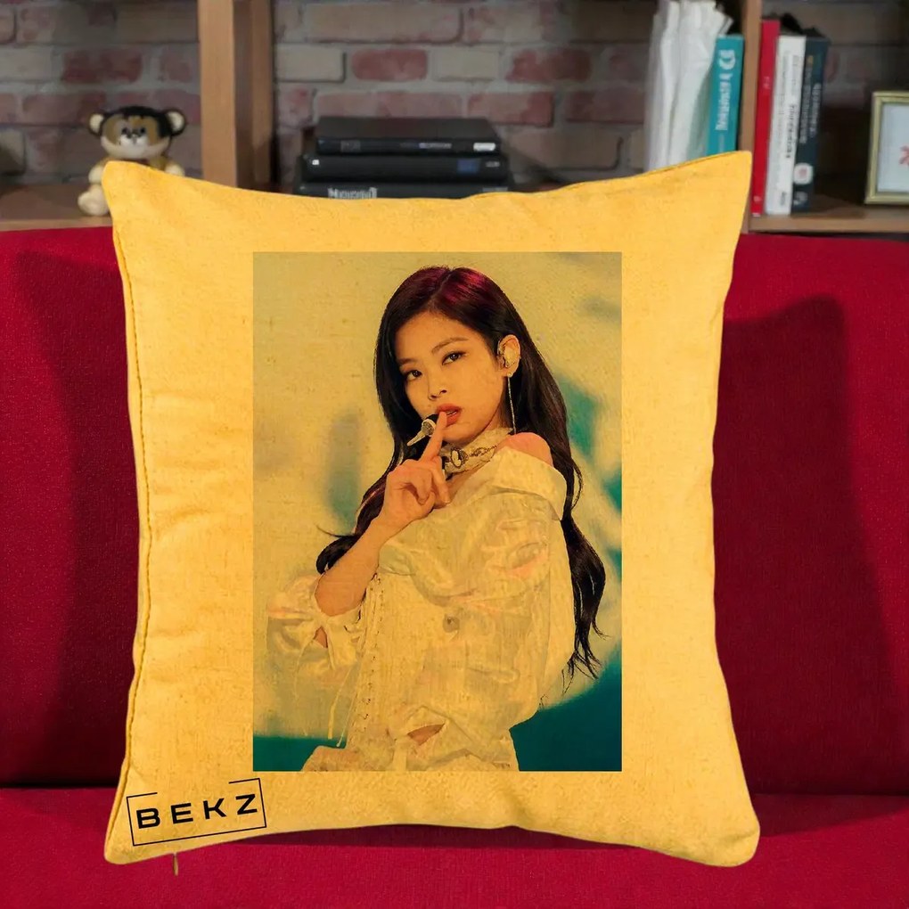 Perna Personalizata K-pop BLACKPINK Jennie Concert Alb cu Microfon, 40x40 cm, Galben, Husa Detasabila, Perna Inclusa, BEKZ®