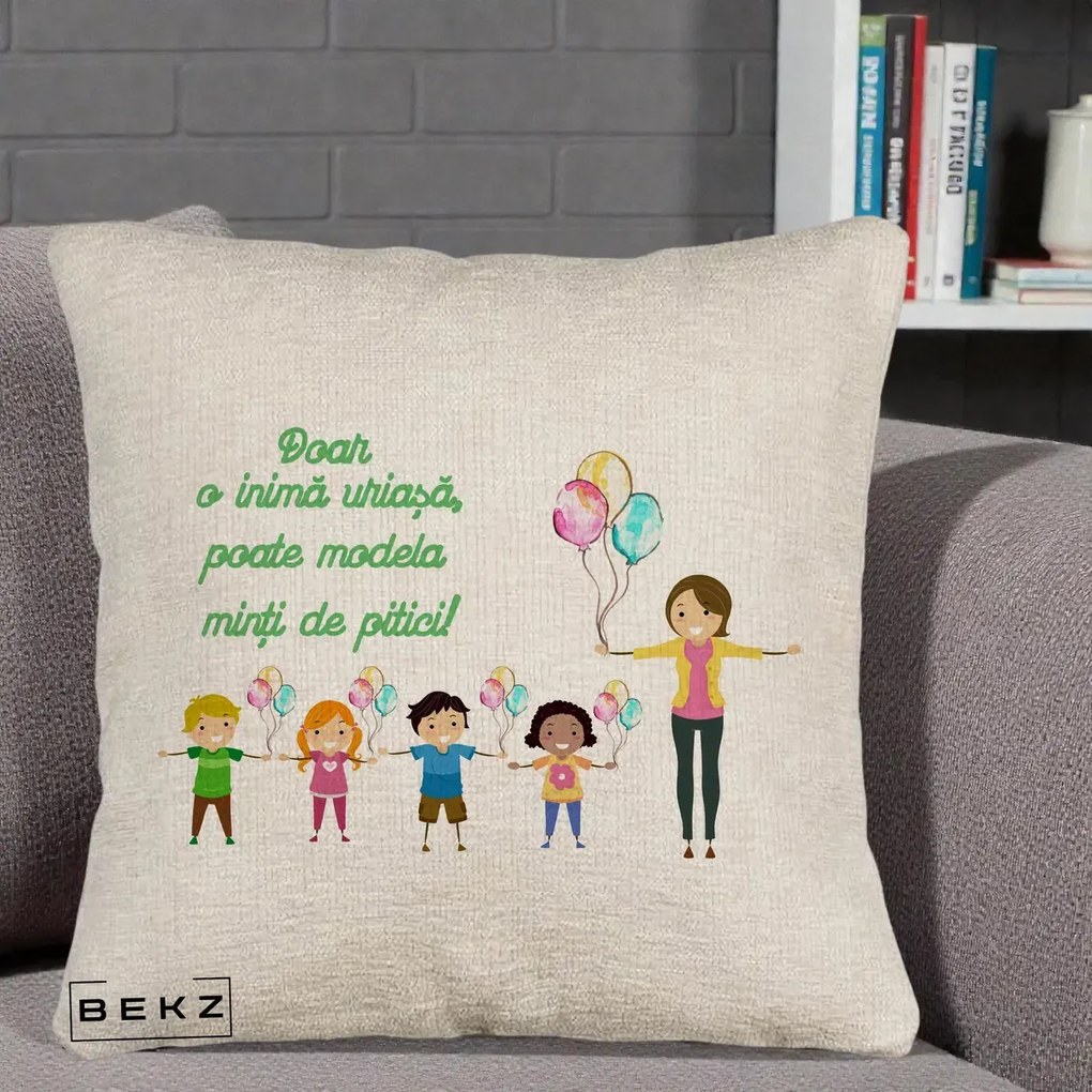 Cadou pentru Educatoare - Perna Personalizata Doar o Inima Uriasa poate Modela Minti de Pitici cu Educatoare si Baloane, 40x40 cm, Bej Canapea, Husa Detasabila, Perna Inclusa, BEKZ®