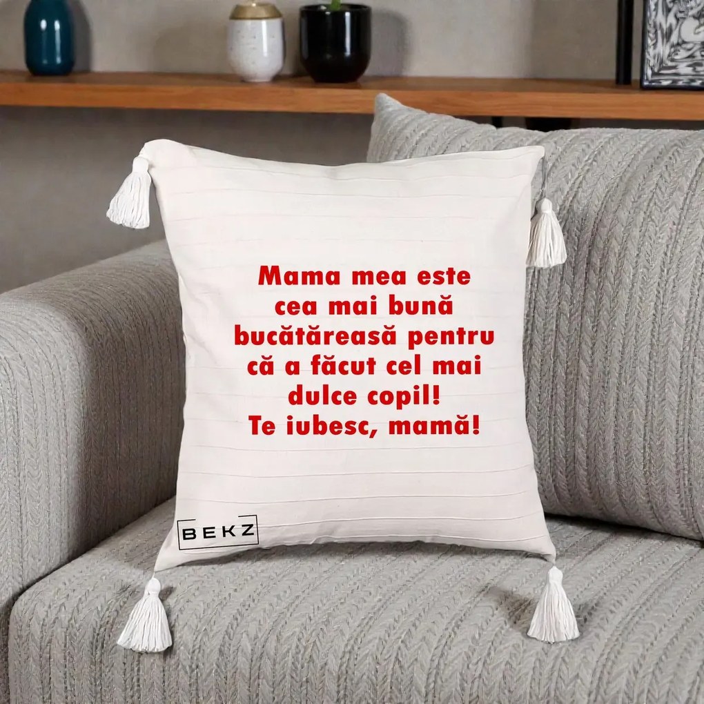 Cadou pentru Mama - Perna Personalizata Mama cea Mai Buna Bucatareasa, 40x40 cm, Bej cu Franjuri, Husa Detasabila, Perna Inclusa, BEKZ®