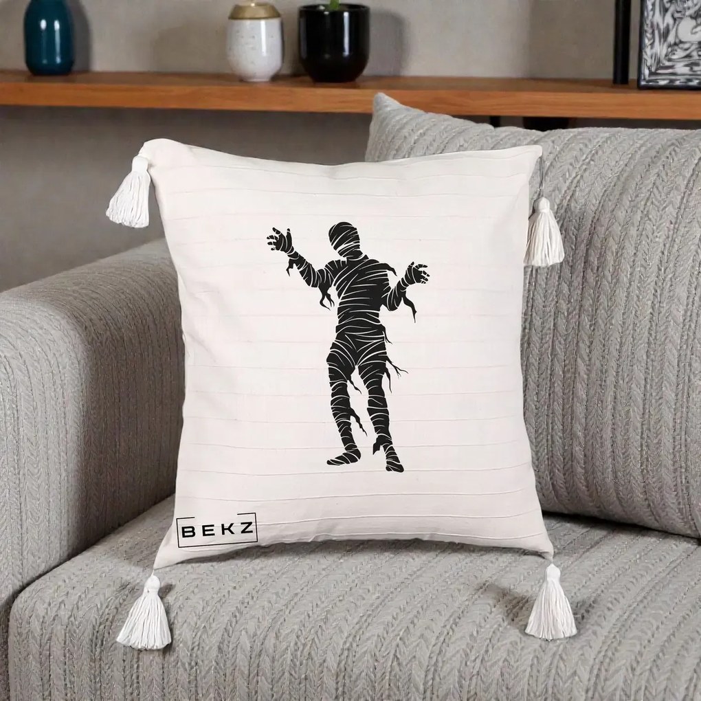 Perna Decorativa Mormii Infricosat Silueta Neagra Halloween, 40x40 cm, Bej cu Franjuri, Husa Detasabila, Perna Inclusa, BEKZ®
