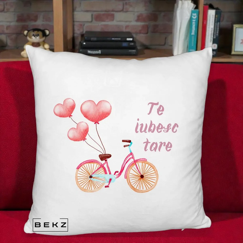 Perna Decorativa Te Iubesc Tare cu Bicicleta Roz si Baloane Inima, 40x40 cm, Alb Pufos, Husa Detasabila, Perna Inclusa, BEKZ®