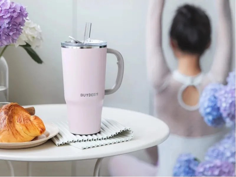 Cană termică cu pai încorporat Buydeem DS57-P, 700 ml, menține temperatura (cald/rece) până la 6 ore, izolație sub vid, oțel inoxidabil, fără BPA, roz