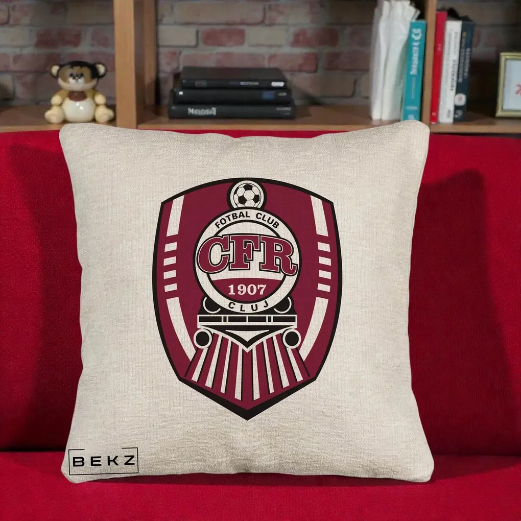 Perna Personalizata CFR Cluj Fotbal Club 1907, 40x40 cm, Bej Canapea, Husa Detasabila, Perna Inclusa, BEKZ®