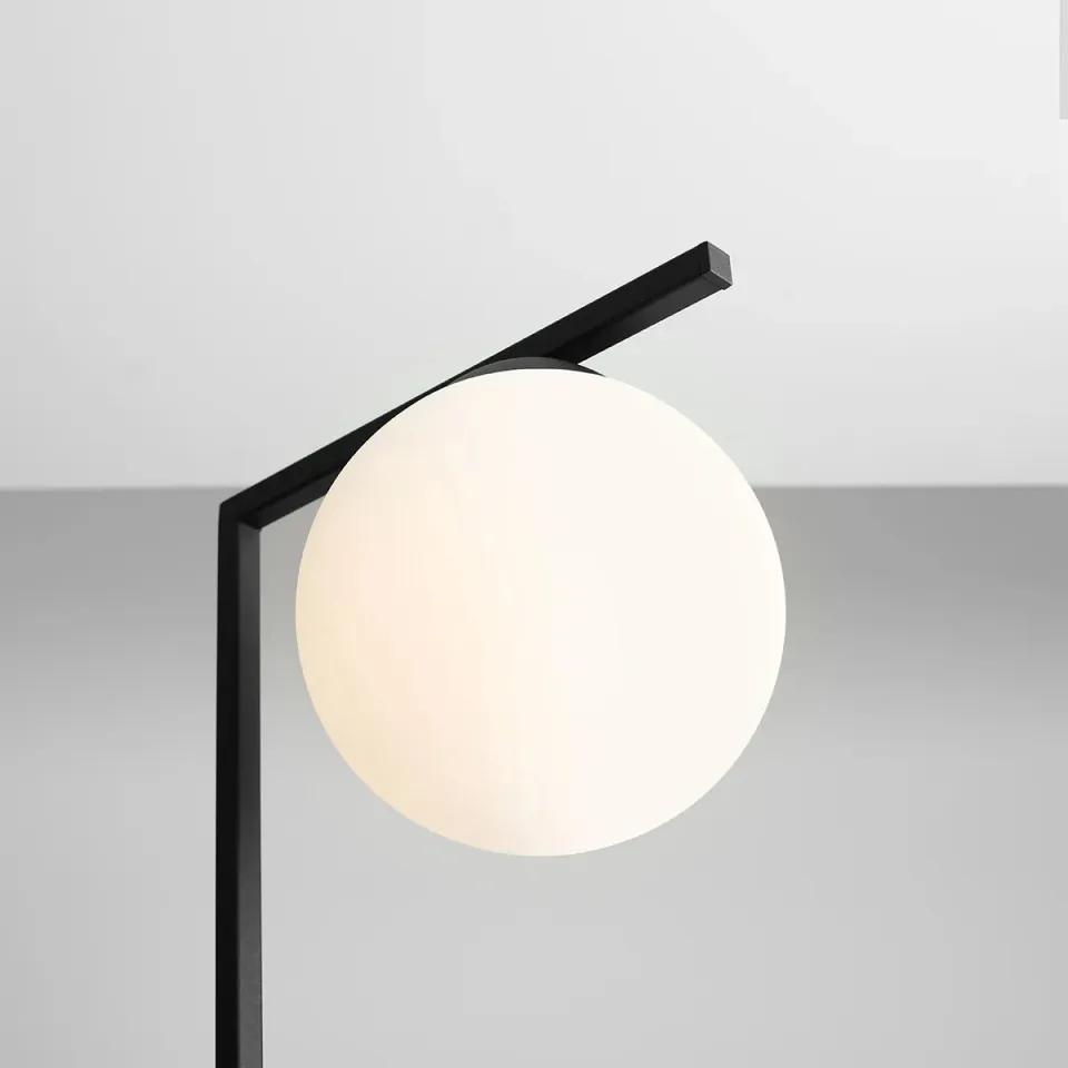 Lampadar modern negru minimalist cu un glob de sticla Zac