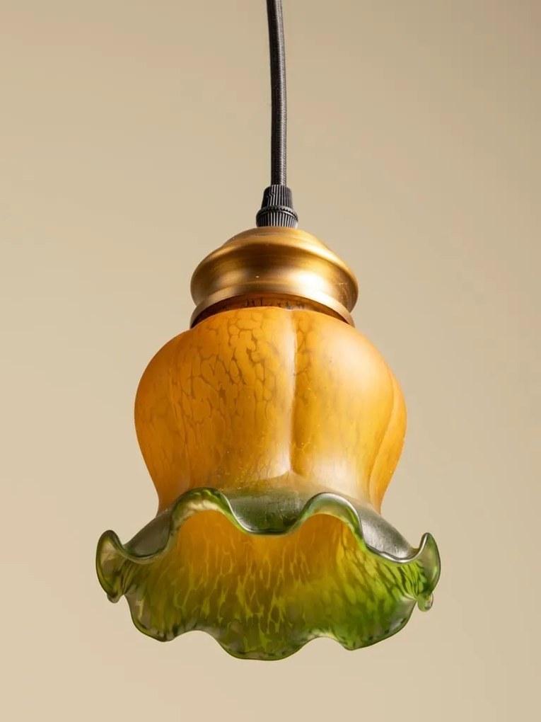 Lustră din sticlă texturată camel și verde cu structură din alamă antichizată, formă florală cu margini ondulate, 15,5 × 13 cm, „Arabella"