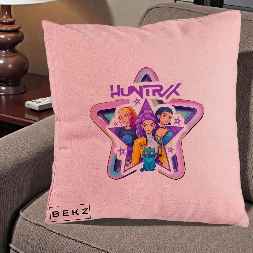 Perna Personalizata K-pop HUNTRX Trio Stea cu Pisica, 40x40 cm, Roz, Husa Detasabila, Perna Inclusa, BEKZ®