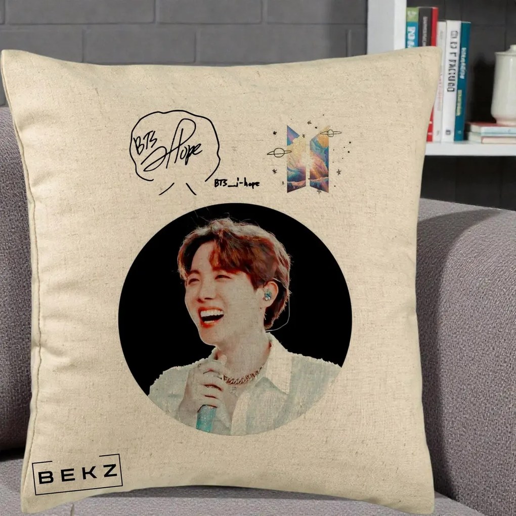 Perna Personalizata K-pop BTS J-Hope Portret cu Autograf, 40x40 cm, Bej, Husa Detasabila, Perna Inclusa, BEKZ®