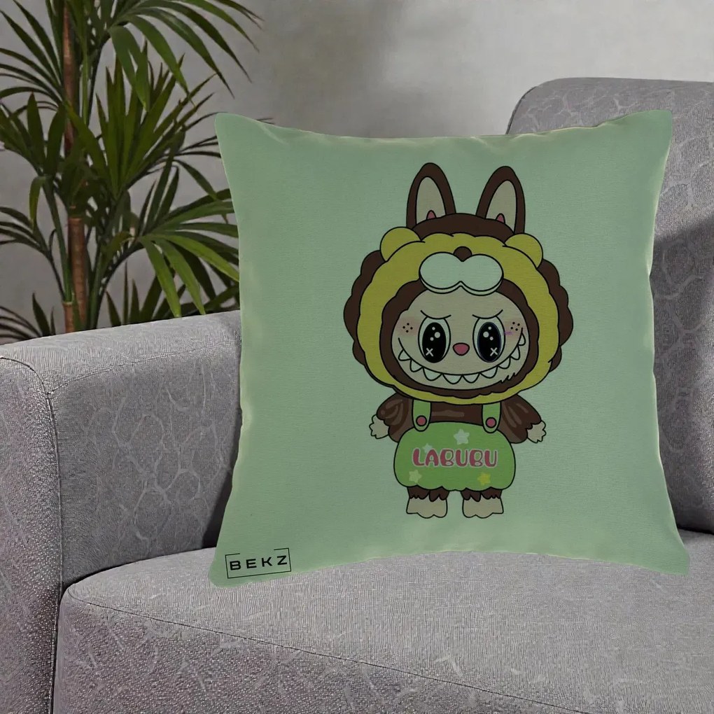 Perna Personalizata Labubu Leu Galben cu Salopeta, 40x40 cm, Verde, Husa Detasabila, Perna Inclusa, BEKZ®