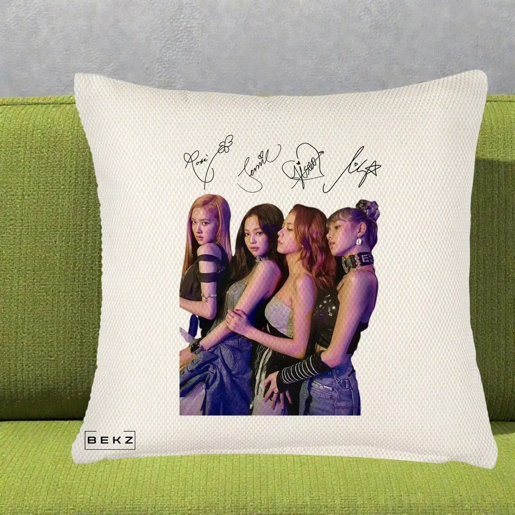 Perna Personalizata K-pop BLACKPINK Fotografie Grup Autografe Deasupra, 40x40 cm, Crem Reliefat, Husa Detasabila, Perna Inclusa, BEKZ®