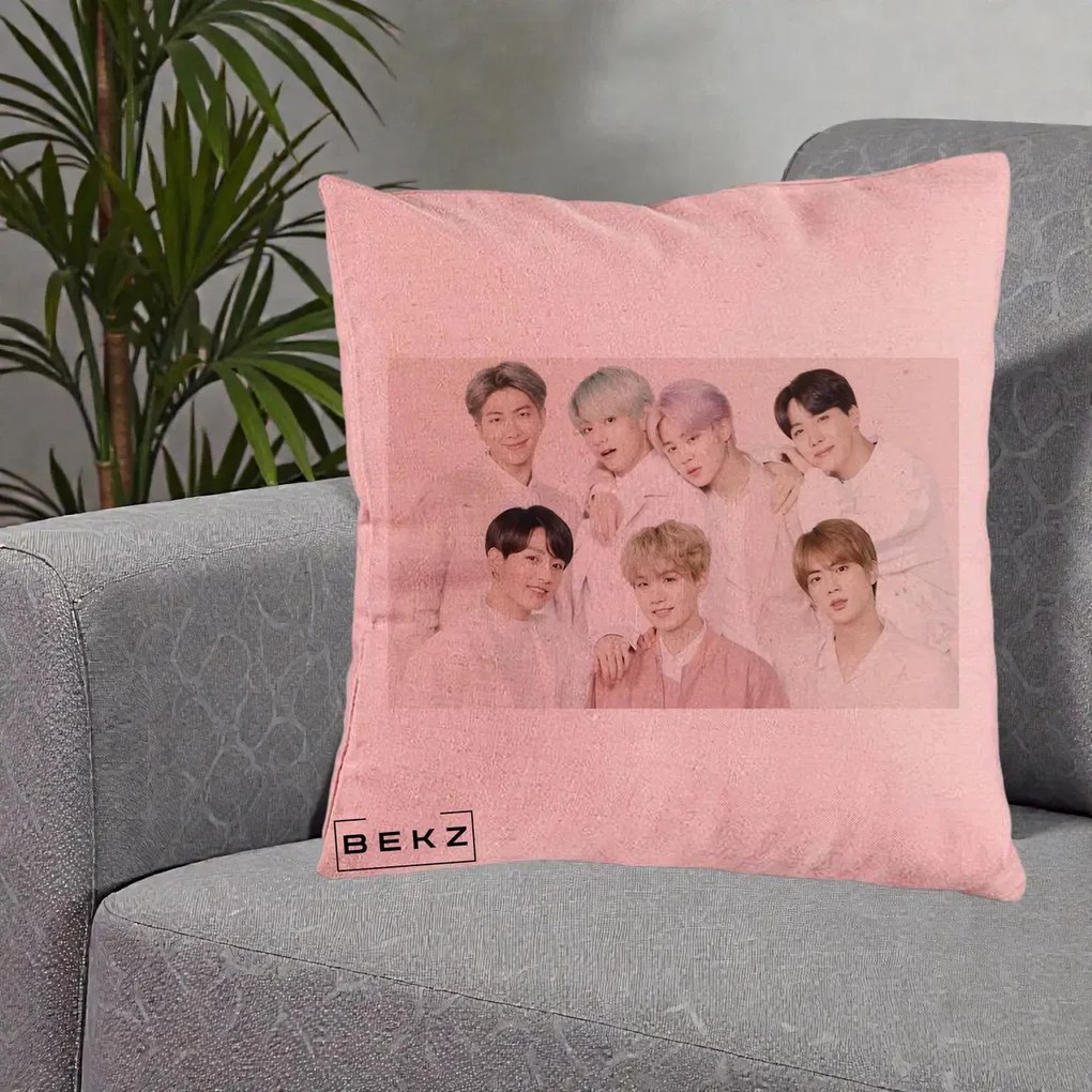 Perna Personalizata K-pop BTS Foto Grup Landscape Pastel, 40x40 cm, Roz, Husa Detasabila, Perna Inclusa, BEKZ®