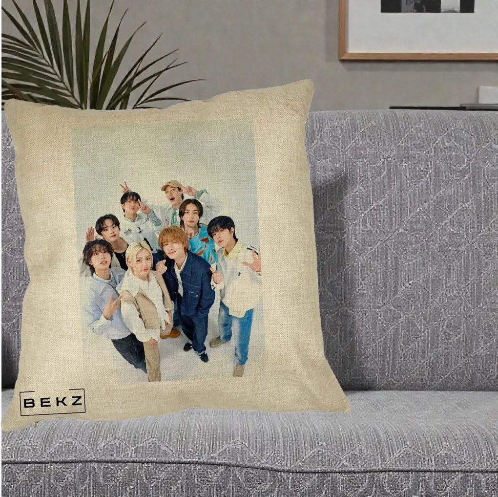 Perna Personalizata K-pop Stray Kids Foto Grup Alb cu 8 Membrii de Sus, 40x40 cm, Crem, Husa Detasabila, Perna Inclusa, BEKZ®