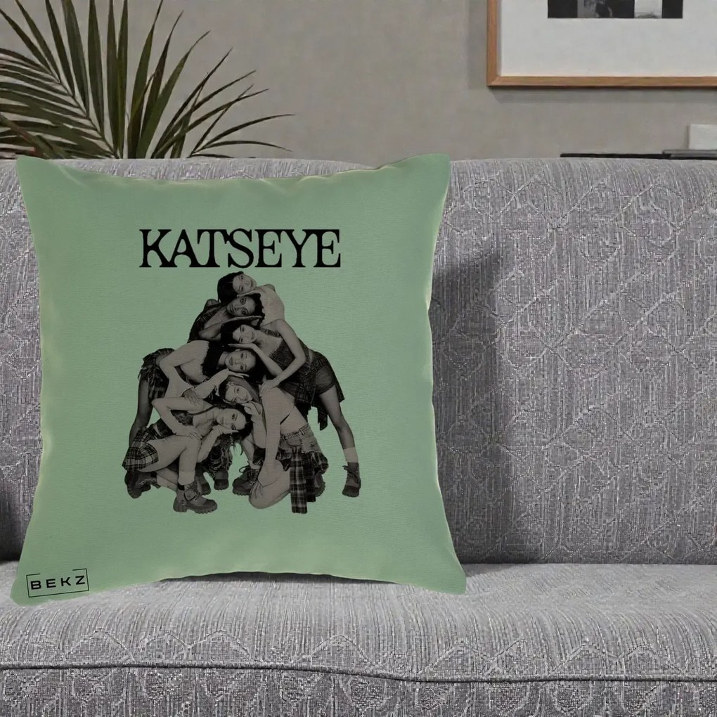 Perna Personalizata K-pop KATSEYE Foto Roz Vintage, 40x40 cm, Verde, Husa Detasabila, Perna Inclusa, BEKZ®