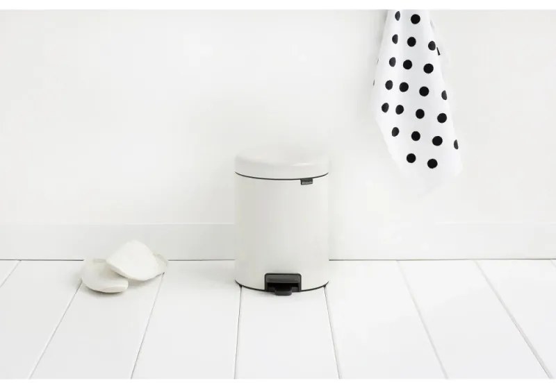 Cos de gunoi cu pedala Brabantia NewIcon 649004, 5 L, Inchidere lina, Baza antiderapanta, Alb