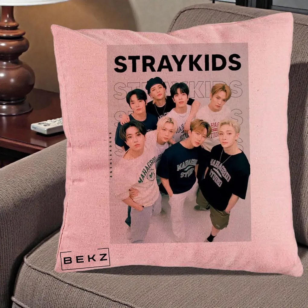 Perna Personalizata K-pop Stray Kids STRAYKIDS Alb-Negru cu Foto Grup, 40x40 cm, Roz, Husa Detasabila, Perna Inclusa, BEKZ®