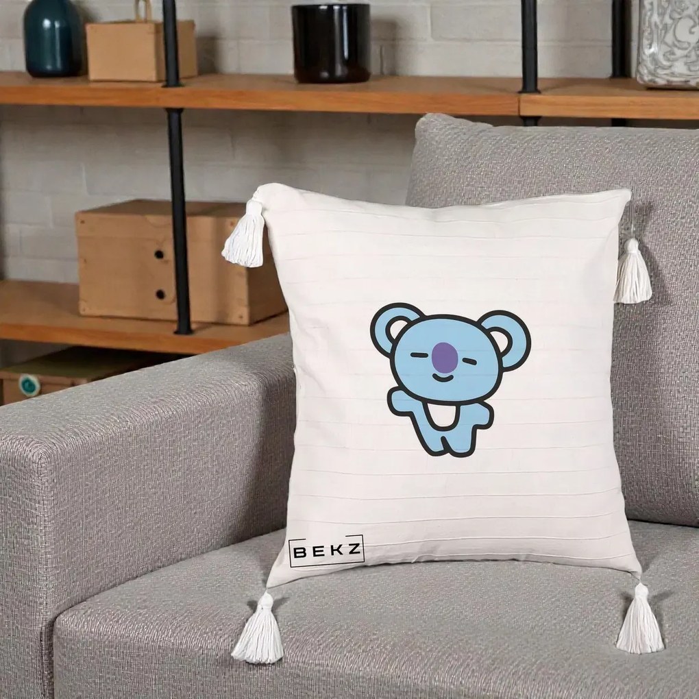 Perna Personalizata BT21 Koya Kawaii, 40x40 cm, Bej cu Franjuri, Husa Detasabila, Perna Inclusa, BEKZ®